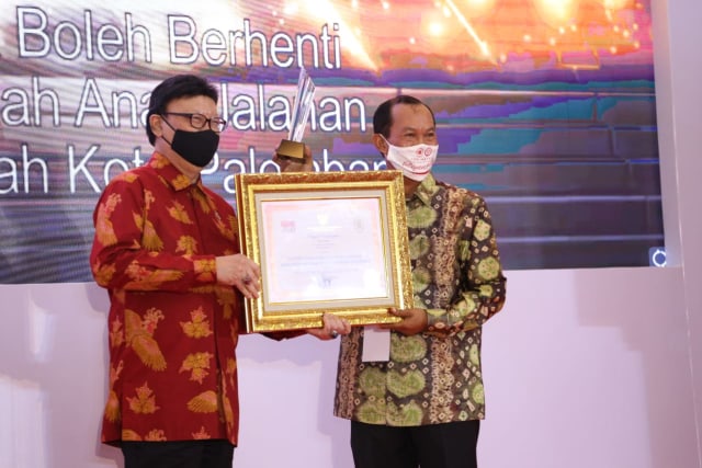 Menteri Pendayagunaan Apataur Negara dan Reformasi Birokrasi Republik Indonesia Cahyo Kumolo, menyerahkan secara langsung penghragaan kepada Walikota Palembang H. Harnojoyo, di Jakarta, Rabu (25/11). (Foto. Humas Pemkot Palembang)