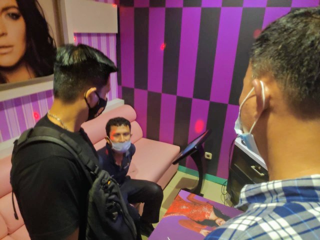 Pria di Sumsel Gorok Leher Selingkuhan Istrinya Dalam Ruang Karaoke (221536)