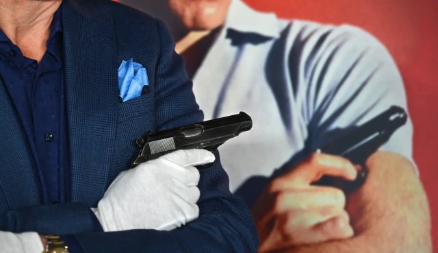 Penampakan Pistol Sean 'James Bond' Connery yang Dilelang. Foto: AFP/ROBYN BECK