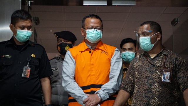 Menteri Kelautan dan Perikanan Edhy Prabowo (tengah) mengenakan rompi tahanan ditampilkan dalam konferensi pers di kantor KPK, Jakarta, Rabu (25/11). 
 Foto: Jamal Ramadhan/kumparan