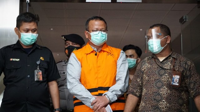 Menteri Kelautan dan Perikanan Edhy Prabowo (tengah) mengenakan rompi tahanan ditampilkan dalam konferensi pers di kantor KPK, Jakarta, Rabu (25/11). 
 Foto: Jamal Ramadhan/kumparan