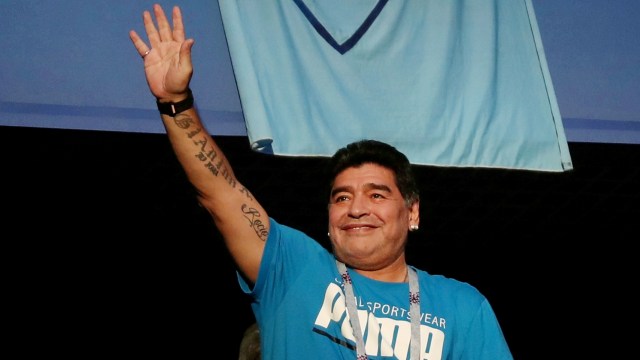 Diego Maradona di tribun sebelum pertandingan Nigeria vs Argentina di Stadion Saint Petersburg, Saint Petersburg, Rusia, 26 Juni 2018. Foto: REUTERS/Sergio Perez