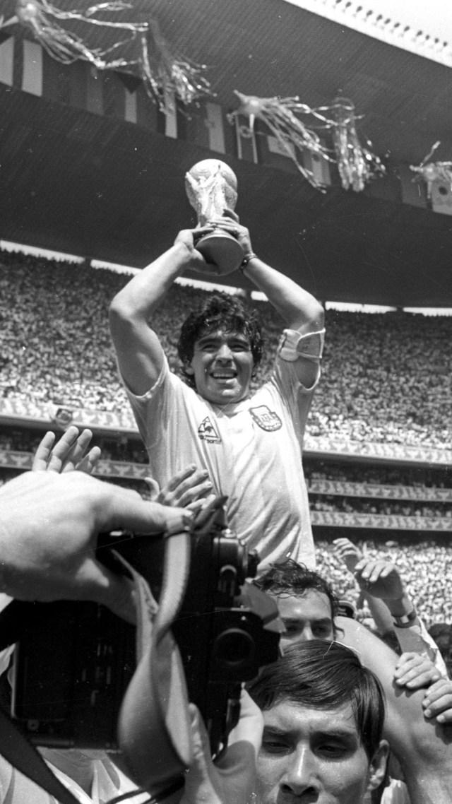 Bintang Argentina Diego Maradona memegang trofi Piala Dunia kejuaraan sepak bola Piala Dunia di Mexico City 29 Juni 1986. Foto: Gary Hershorn MR/VP/REUTERS