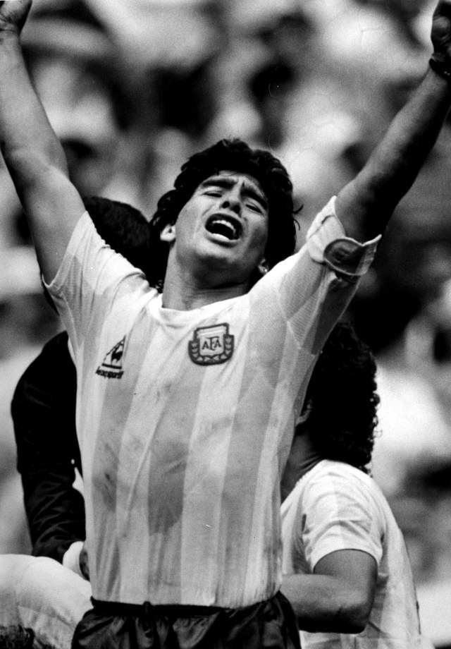 Diego Maradona berselebrasi usai rekan setimnya Jorge Burruchaga mencetak gol kemenangan di babak kedua saat final Piala Dunia di Meksiko, 29 Juni 1994. Foto: REUTERS/Stringer