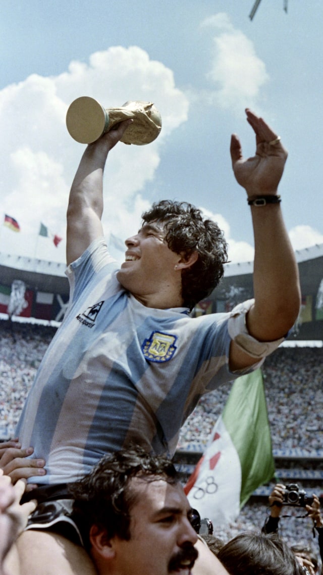 Diego Maradona mengangkat Piala Dunia yang dimenangkan oleh timnya setelah kemenangan 3-2 atas Jerman Barat di stadion Azteca di Mexico City, 29 Juni 1986. Foto: AFP
