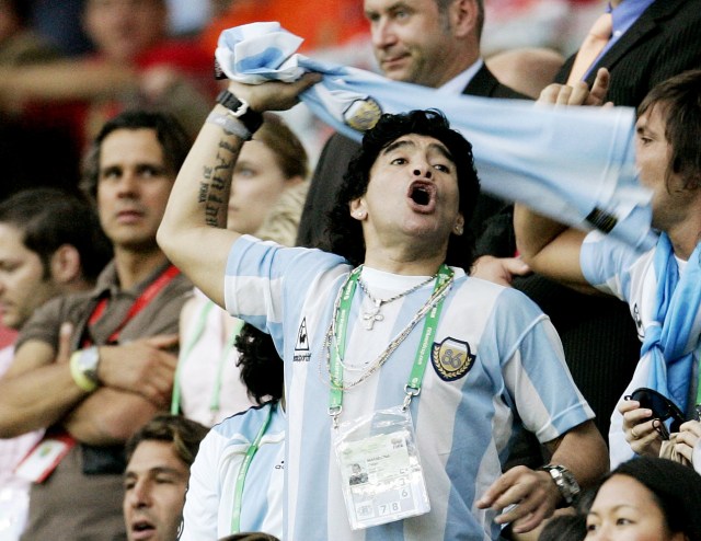 Legenda sepak bola Argentina Diego Maradona saat menonton pertandingan Argentina vs Holland 2006 Piala Dunia FIFA Jerman, 21 Juni 2006. Foto: Reuters/John Sibley