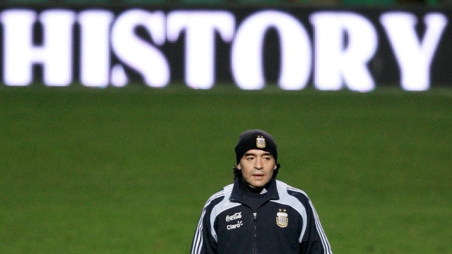 Manager tim sepak bola Argentina, Diego Maradona, selama latihan di Stadion Celtic Park, Glasgow, Skotlandia, 17 November 2008. Foto: Reuters/Lee Smith