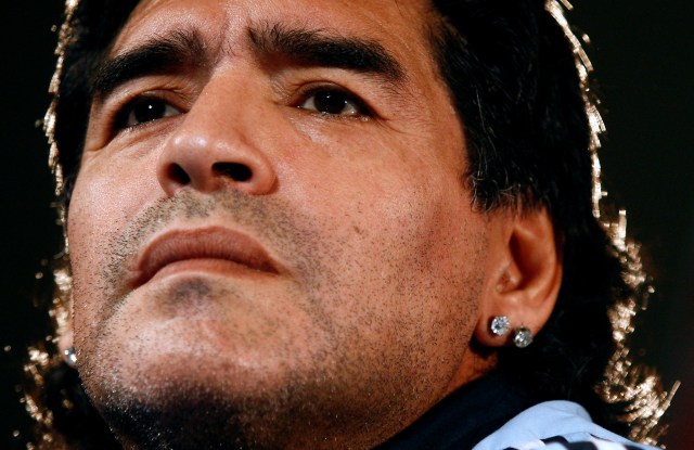 Diego Maradona, sang legenda sepak bola. Foto: REUTERS/Jean-Paul Pelissier