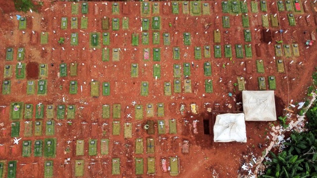 Potret udara area pemakaman yang disediakan oleh pemerintah untuk korban penyakit virus corona (COVID-19), di kompleks pemakaman Pondok Ranggon, Jakarta. Foto: REUTERS/Willy Kurniawan