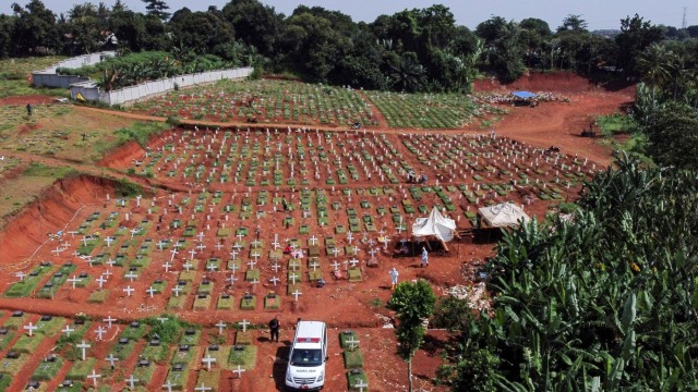Potret udara area pemakaman yang disediakan oleh pemerintah untuk korban penyakit virus corona (COVID-19), di kompleks pemakaman Pondok Ranggon, Jakarta. Foto: REUTERS/Willy Kurniawan