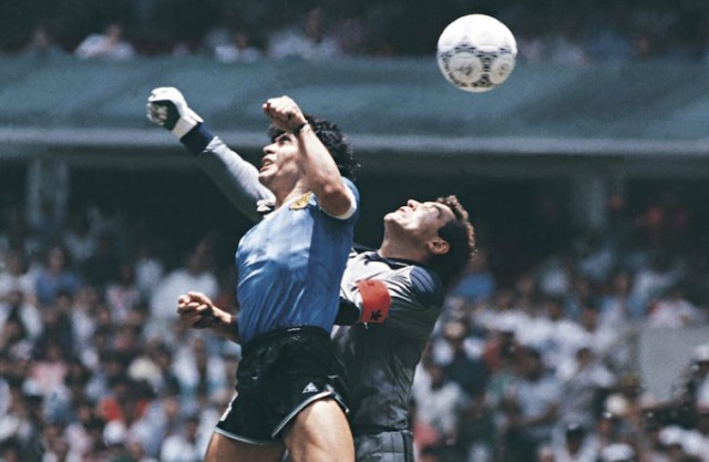 Diego Maradona saat mencetak gol 'Tangan Tuhan'. Foto: Getty Images