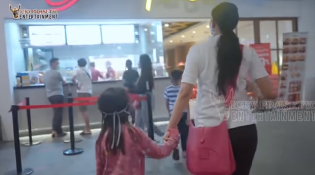Semakin Akrab, 5 Momen Hangat Kalina Oktarani Bareng Keluarga Vicky Prasetyo (53508)