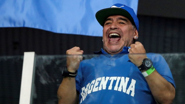 Diego Maradona bereaksi selama pertandingan antara pemain Kroasia Ivo Karlovic dan Juan Martin del Potro dari Argentina, 25 November 2016. Foto: REUTERS/Marko Djurica