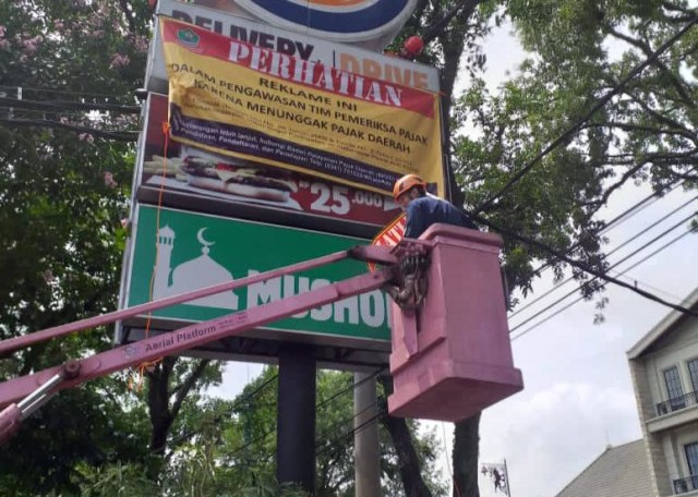 Tim Satgas Reklame Bapenda Kota Malang melakukan operasi di sejumlah titik, pada Rabu (25/11/20). Foto: Bapenda Kota Malang