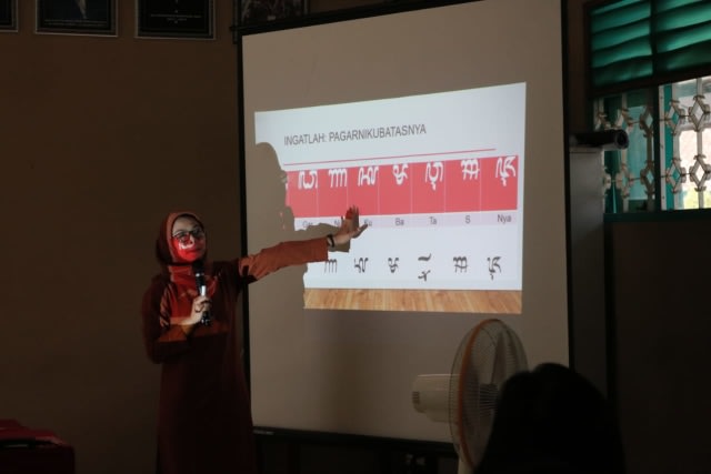 Salah satu pengajar Gembira Beraksara Jawa sedang mengenalkan metode Prahana. Foto: Dokumentasi Geber Jawa
