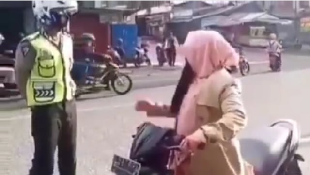 Viral Aksi Emak-emak Lolos dari Tilang Polisi usai Menyebut Kalimat Ini (83771)