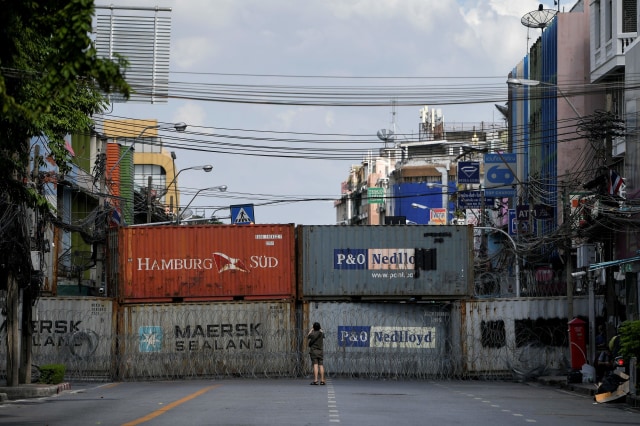 Foto: Polisi Thailand Pasang Peti Kemas dan Kawat Berduri untuk Hadapi Pendemo (14093)