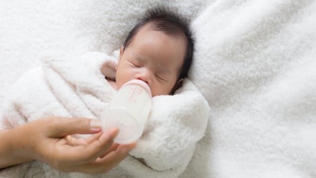Benarkah Susu Formula Bisa Bikin Bayi Tidur Lebih Lelap dan Lama? (65902)