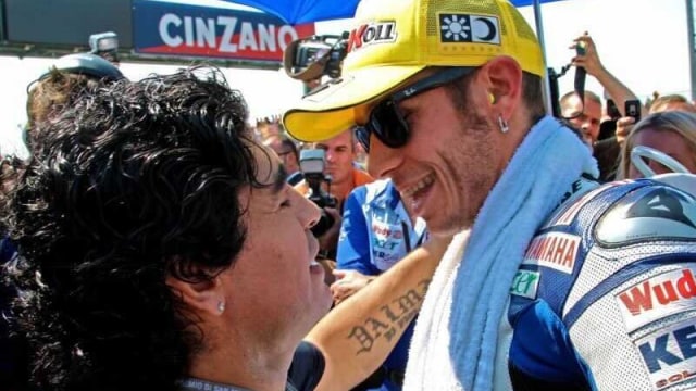 Valentino Rossi bersama Diego Maradona. Foto: Twitter/@MotoGP