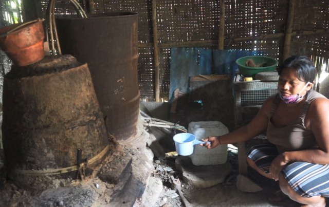  Ni Nengah Puspawati salah-satu perajin arak di Desa Besan, Klungkung, Bali - IST