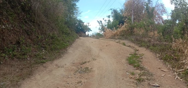 Kondisi jalan menuju Desa Gera. Foto : Albert Aquinaldo