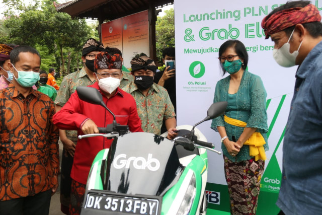 Gubernur Koster saat mencoba menghidupkan sepeda motor listrik milik Grab Indonesia - IST