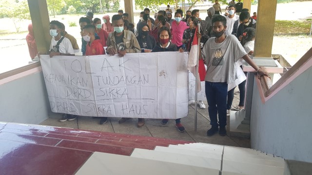 Aktivis mahasiswa yang tergabung dalam Forum Kota (Forkot) pada Kamis (26/11/2020) pagi menggelar aksi unjuk rasa di Kantor DPRD Kabupaten Sikka. Foto: Mario WP Sina. 