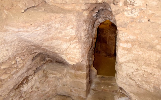 Pintu menuju ruang bawah tanah di biara Sisters of Nazareth. Foto: Bahnfrend via Wikimedia Commons (CC BY-SA 4.0)