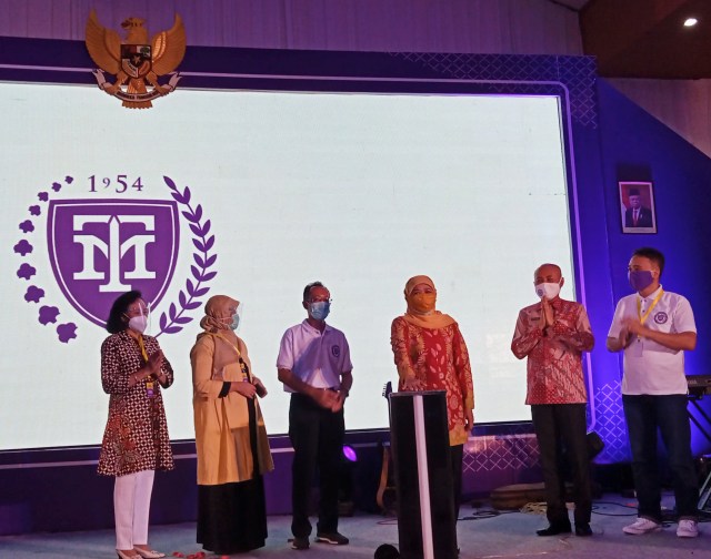 Mohamad Fajar Satria (tiga dari kiri) Ketua Yayasan SMA Trimurti Surabaya, bersama Gubernur Khofifah Indar Parawansa, saat rebranding SMA Trimurti, Kamis (26/11).﻿