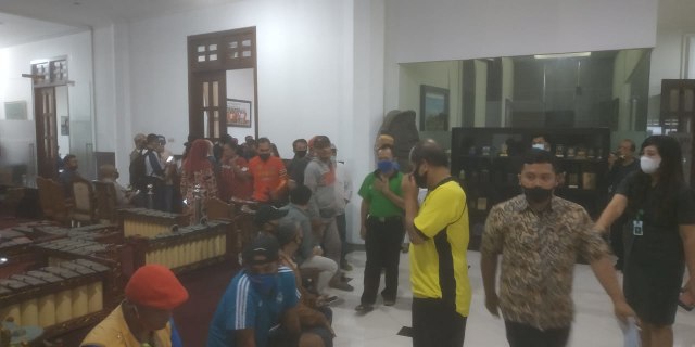 Puluhan warga yang bermata pencaharian di Kayutangan mendatangi Kantor DPRD Kota Malang menuntut realisasi kompensasi akibat proyek Kayutangan Heritage, pada Kamis (26/11/2020). Foto: Ulul Azmy