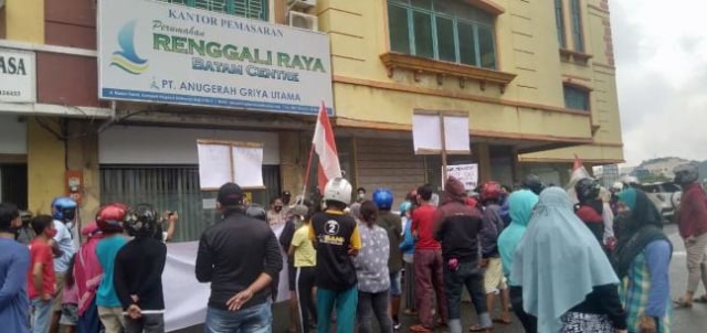 Unjuk rasa warga Perumahan Cipta Asri III. (Foto: Reza/Batamnews)