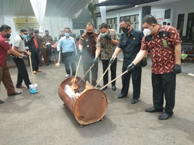 Jajaran Kejari Kabupaten Kuningan memusnahkan barang bukti kejahatan yang sudah berkekuatan hukum. (Andri Yanto)