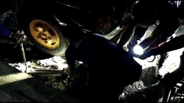 Ular Piton 3,5 Meter Bersarang di Parit Depan Mapolresta Pekanbaru (79354)