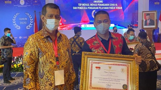 Kapolres Jayapura Kapolres Jayapura AKBP Vicktor Dean Mackbon, saat menerima penghargaan Top Inovasi Pelayanan Publik 2020. (Dok Polda Papua)