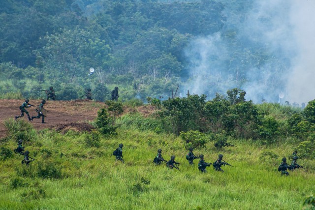 Foto: Bendera Merah Putih Dibentangkan saat Puncak Latihan Tempur TNI AD (77575)