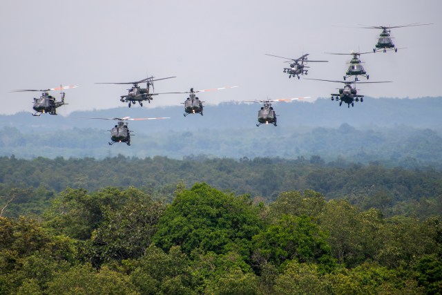 Helikopter Apache dan Bell 412 TNI AD membentuk formasi  saat puncak Latihan Antar Kecabangan TNI AD Kartika Yudha Tahun 2020 di Pusat Latihan Tempur (Puslatpur) TNI AD Baturaja Timur, Ogan Komering Ulu (OKU), Sumatera Selatan, Kamis (26/11/2020). Foto: Nova Wahyudi/ANTARA FOTO
