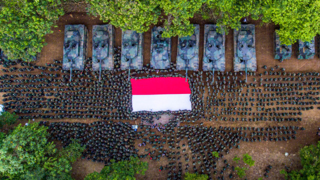 Foto: Bendera Merah Putih Dibentangkan saat Puncak Latihan Tempur TNI AD (77574)