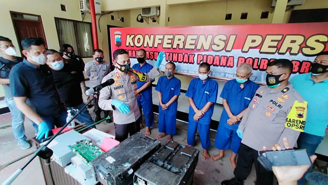 Tim Resmob Satreskrim Polres Brebes berhasil membekuk 4 pencuri yang membedol mesin ATM milik Bank Jateng Cabang Pembantu Jatibarang, Brebes. (Foto: Fajar Eko)