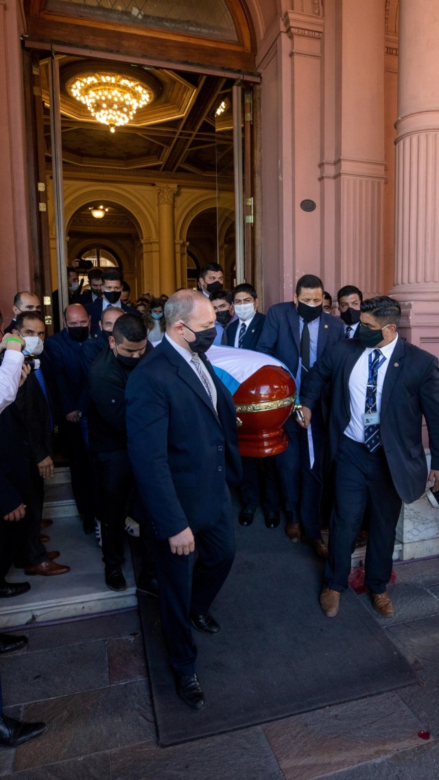 Pengusung peti mati membawa jenazah Diego Maradona di Istana Presiden Casa Rosada, di Buenos Aires, Argentina Kamis (26/11). Foto: Argentina Presidency/Handout via REUTERS