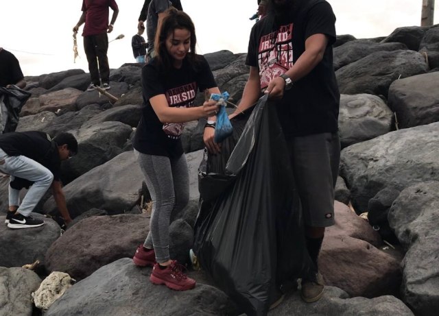 Istri Jerinx, Nora Alexandra saat mengikuti aksi bersih pantai - IST