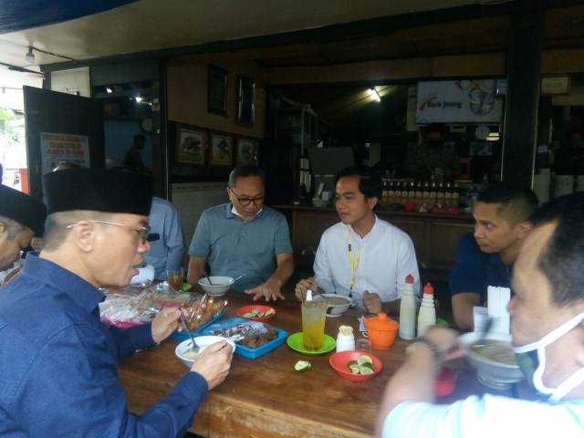 Ketua Umum DPP Partai Amanat Nasional (PAN), Zulkifli Hasan bersama Gibran Rakabuming Raka saat menyantap sarapan pagi di Soto Gading, Jumat (27/11)