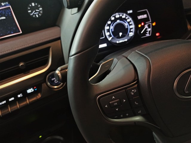 Mobil Listrik Lexus UX 300e Punya Fitur Atur `Engine Brake` dari Paddle Shift (3)