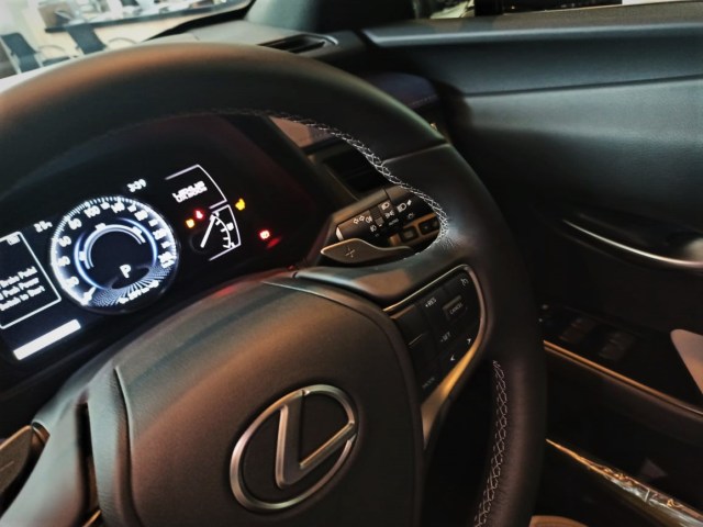 Mobil Listrik Lexus UX 300e Punya Fitur Atur `Engine Brake` dari Paddle Shift (1)