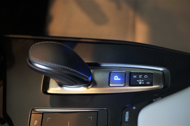 Mobil Listrik Lexus UX 300e Punya Fitur Atur `Engine Brake` dari Paddle Shift (2)