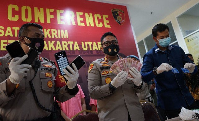 Polisi menunjukkan barang bukti dari tersangka mucikari dihadirkan di rilis prostitusi online di Polres Metro Jakarta Utara, Jakarta, Jumat, (27/11/2020). Foto: Ronny