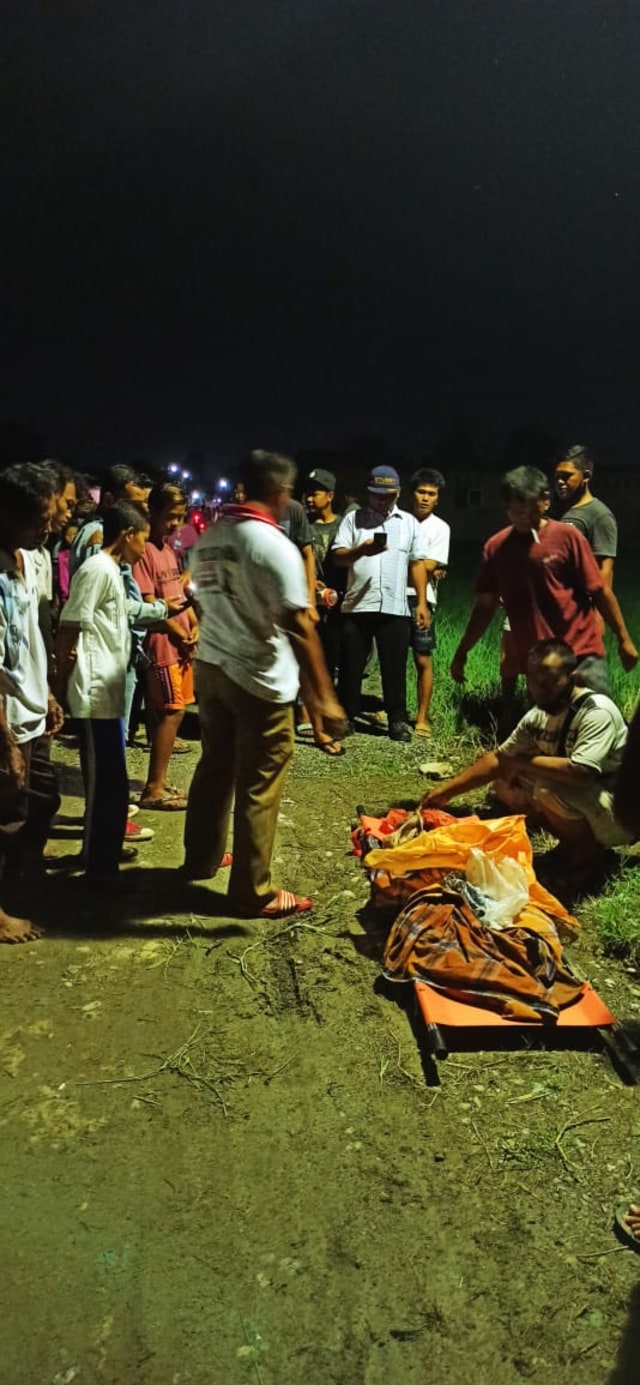 Polisi saat mengevakusi korban kecelakaan kereta api di Deli Serdang, Sumatera Utara. Foto: Dok. Istimewa 