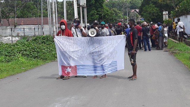 Sebelum situasi ricuh, massa aksi sempat membawa spanduk untuk melakukan aksi longmarch, foto : Yanti