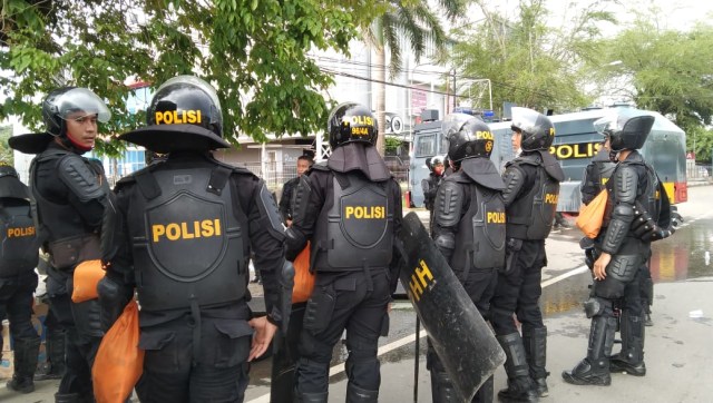BKO Brimob Nusantara dari Jawa Timur langsung diturunkan ke lokasi kericuhan, untuk mengamankan situasi, foto : Yanti