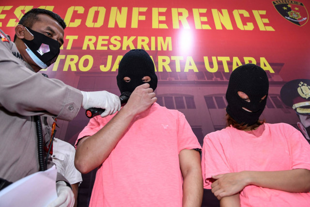 Polisi bertanya pada tersangka yang merupakan muncikari dari prostitusi daring artis saat rilis kasus di Polres Metro Jakarta Utara. Foto: M Risyal Hidayat/Antara Foto
