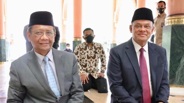 Menkopolhukam Mahfud MD saat bertemu dengan mantan Panglima TNI Gatot Nurmantyo di Masjid Kampus UGM. Foto: Twitter/@mohmahfudmd